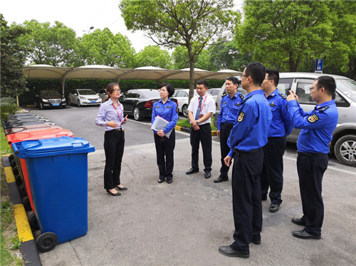 松江区城管执法局督察队长计红青一行莅临企福检查垃圾分类工作
