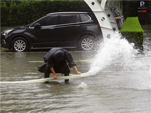 台风“白海豚”来袭，风雨中这一幕幕，让人心安